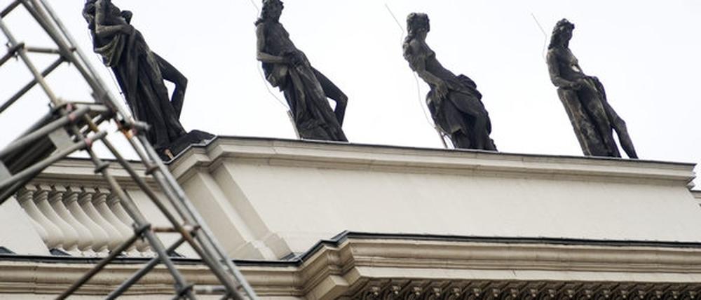 Her mit den Göttern: Noch zieren sie das Dach der Berliner Humboldt-Uni - bald schon das des Potsdamer Stadtschlosses?