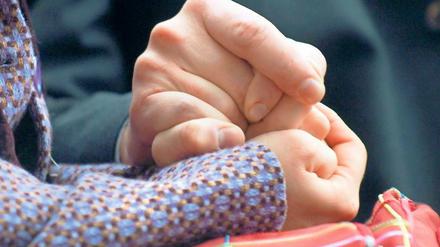 Trauer in Nuthetal. Am Montag wird ein Platz in der Grundschule leer bleiben. Einer von den insgesamt 32 im Land arbeitenden Schulpsychologen wird Schülern und Lehrern helfen. Das Land hat mittlerweile auch eine Notfallplanung für Amokläufe und Großunfälle.
