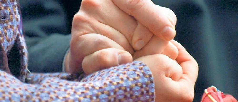 Trauer in Nuthetal. Am Montag wird ein Platz in der Grundschule leer bleiben. Einer von den insgesamt 32 im Land arbeitenden Schulpsychologen wird Schülern und Lehrern helfen. Das Land hat mittlerweile auch eine Notfallplanung für Amokläufe und Großunfälle.