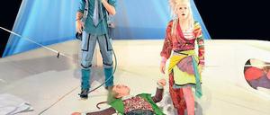 Haben Verständigungsschwierigkeiten. Der Zahlenzücker, Peter Wagner (Mi) erklärt den beiden Schöpfungsmeistern Lea Willkowsky und León Schröder wie man mit etwas Mathematik Ordnung ins kreative Chaos bringt.