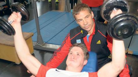 Eisen ist der Stoff, aus dem die Medaillenträume der Potsdamer Bobanschieber sind: Dafür bringen sie sich am Luftschiffhafen nach den Plänen von Athletiktrainer Jörg Weber in Form.