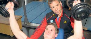 Eisen ist der Stoff, aus dem die Medaillenträume der Potsdamer Bobanschieber sind: Dafür bringen sie sich am Luftschiffhafen nach den Plänen von Athletiktrainer Jörg Weber in Form.