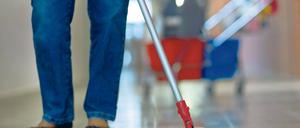 Nicht unter Wert. Reinigungskräfte in Potsdam bekommen künftig 8,50 Euro die Stunde – zumindest wenn sie im Auftrag der Stadt putzen. Dies sieht das Brandenburger Vergabegesetz vor, das nun beschlossen wurde. Bislang lag der Mindestlohn bei 8 Euro.