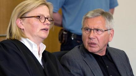Der Ex-Bürgermeister von Ludwigsfelde Heinrich Scholl mit seiner Anwältin Heide Sandkuhl.