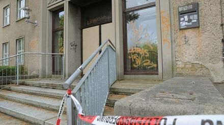 Überreste des Feuers vor der ehemaligen Förderschule in Premnitz:. Unbekannte hatten einen Brand im Eingangsbereich des Gebäudes gelegt, das zu einer Sammelunterkunft für 90 Asylbewerber ausgebaut werden soll.