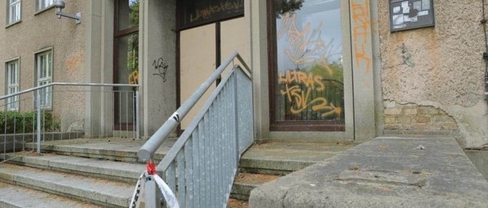 Überreste des Feuers vor der ehemaligen Förderschule in Premnitz:. Unbekannte hatten einen Brand im Eingangsbereich des Gebäudes gelegt, das zu einer Sammelunterkunft für 90 Asylbewerber ausgebaut werden soll.