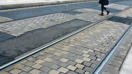 Flickenteppich. Schäden gab es an der Trasse für Busse und Trams am Landtagsschloss häufiger. Anfangs wurden die kaputten Pflastersteine ersetzt, später gab man auf. Seit Oktober wurden die Lücken nur noch mit Asphalt gefüllt. Eine Dauerlösung soll das nicht sein. Wie es genau weitergeht, ist allerdings offen.