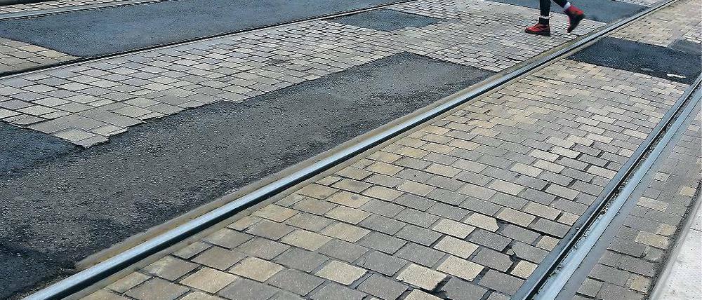 Flickenteppich. Schäden gab es an der Trasse für Busse und Trams am Landtagsschloss häufiger. Anfangs wurden die kaputten Pflastersteine ersetzt, später gab man auf. Seit Oktober wurden die Lücken nur noch mit Asphalt gefüllt. Eine Dauerlösung soll das nicht sein. Wie es genau weitergeht, ist allerdings offen.