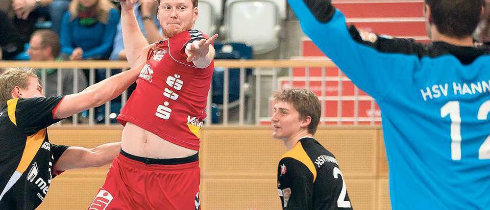 Der 26-jährige Rückraumspieler Robert Weiß kam im Sommer vom ESV Pirna zum VfL Potsdam, am Samstagabend wird er sich gegen den Tabellenführer aus Henstedt-Ulzburg ins Zeug legen.