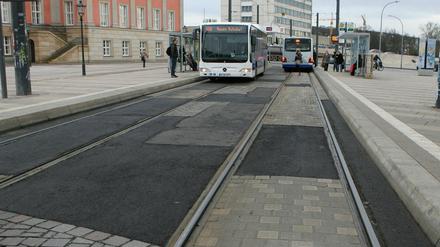 Alles kaputt hier: Die Tramtrasse am neuen Landtag.