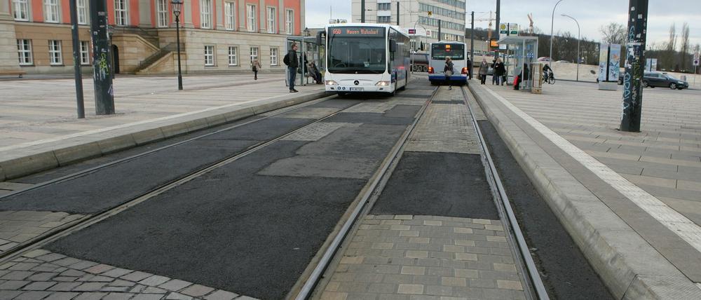 Alles kaputt hier: Die Tramtrasse am neuen Landtag.