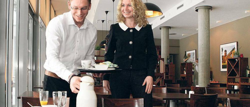 Eine echte Hilfe. Robert Gorges mit Hotelchefin Beate Fernengel.