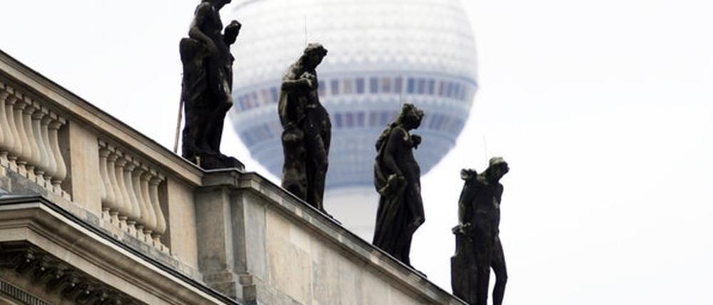 Zurück nach Potsdam? Noch stehen die Attikafiguren in Berlin.
