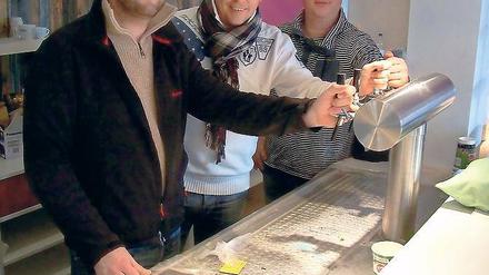 O’zapft is. Christoph Theiß, Jörg Steinbach, Conrad Anders (v.l.) am Thresen.