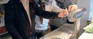 O’zapft is. Christoph Theiß, Jörg Steinbach, Conrad Anders (v.l.) am Thresen.