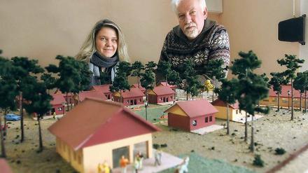 Faxen dicke. Physiotherapeutin Katja Knothe und Genesium-Mitgründer Klaus Herfurth mit einem Modell ihres Erholungsparks in Neuhof am Mellensee.