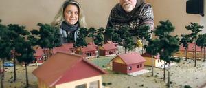 Faxen dicke. Physiotherapeutin Katja Knothe und Genesium-Mitgründer Klaus Herfurth mit einem Modell ihres Erholungsparks in Neuhof am Mellensee.