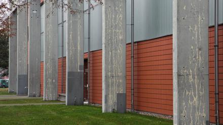Hier droht Einsturzgefahr: Die Sporthallen am Luftschiffhafen.