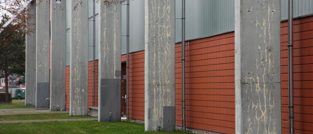 Hier droht Einsturzgefahr: Die Sporthallen am Luftschiffhafen.
