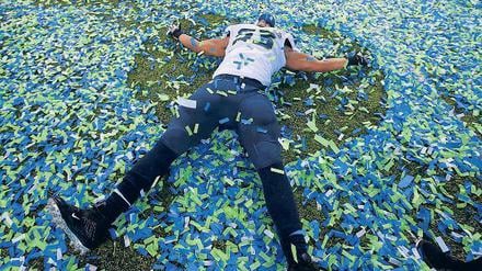 Baden in Vereinsfarben. Seattles Malcolm Smith schwimmt in Konfetti. Der Linebacker der Seahawks wurde zum wertvollsten Spieler der Partie gewählt.