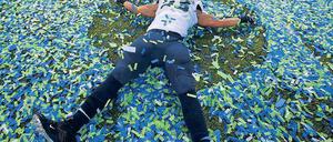 Baden in Vereinsfarben. Seattles Malcolm Smith schwimmt in Konfetti. Der Linebacker der Seahawks wurde zum wertvollsten Spieler der Partie gewählt.