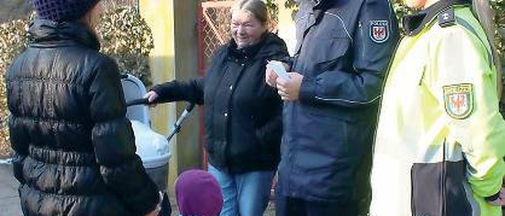 Prävention. Die Polizei informiert jetzt auch Passanten in Michendorf.