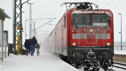 Weil er randalierte, Fahrgäste und eine Schaffnerin trat, musste ein 17-Jähriger den Regionalzug verlassen.