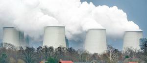 Auch die Köpfe rauchen. Die Vattenfall-Anlage in Jänschwalde (Spree-Neiße) ist nach Konzern-Angaben das größte deutsche Braunkohlekraftwerk. Über die Zukunft wird nachgedacht.