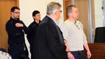 Friedhelm R. (r) mit seinem Verteidiger Matthias Schöneburg am 4. Februar 2014 im Landgericht in Potsdam. Der Angeklagte wird beschuldigt, im vergangenen Jahr seine Ehefrau bei lebendigem Leib angezündet zu haben.