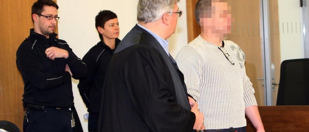 Friedhelm R. (r) mit seinem Verteidiger Matthias Schöneburg am 4. Februar 2014 im Landgericht in Potsdam. Der Angeklagte wird beschuldigt, im vergangenen Jahr seine Ehefrau bei lebendigem Leib angezündet zu haben.