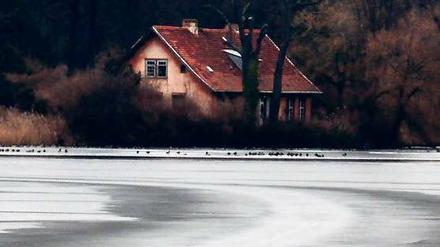 Dünnes Eis. Am Heiligen See sah die Eisdecke am Montag noch geschlossen aus. Doch auch hier sollte die Gefahr nicht unterschätzt werden. Wer einbricht, bekommt innerhalb von Minuten eine lebensgefährliche Unterkühlung.