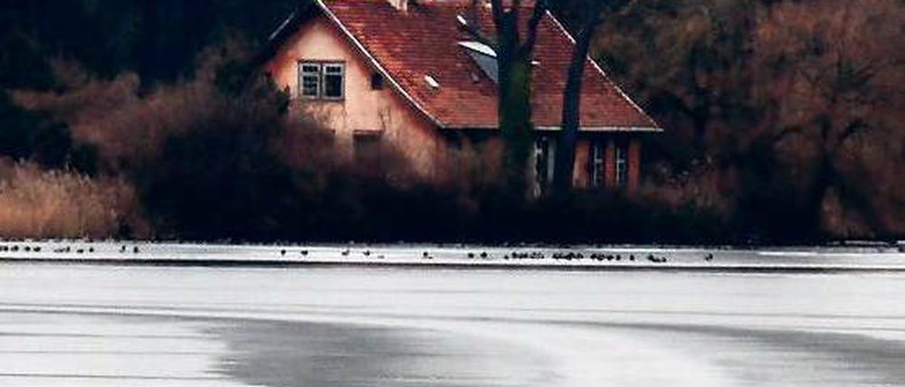 Dünnes Eis. Am Heiligen See sah die Eisdecke am Montag noch geschlossen aus. Doch auch hier sollte die Gefahr nicht unterschätzt werden. Wer einbricht, bekommt innerhalb von Minuten eine lebensgefährliche Unterkühlung.