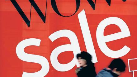 Wow, Winterschlussverkauf! Wegen der milden Temperaturen gingen warme Jacken und Schuhe zu Beginn des Winters nicht besonders gut. Umso größer ist die Auswahl nun während des Abverkaufs – wie hier bei Karstadt in der Brandenburger Straße.