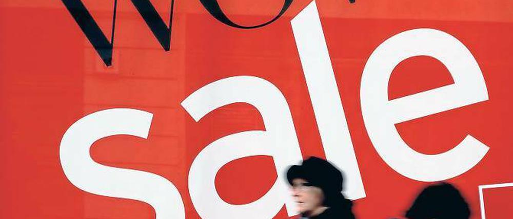Wow, Winterschlussverkauf! Wegen der milden Temperaturen gingen warme Jacken und Schuhe zu Beginn des Winters nicht besonders gut. Umso größer ist die Auswahl nun während des Abverkaufs – wie hier bei Karstadt in der Brandenburger Straße.