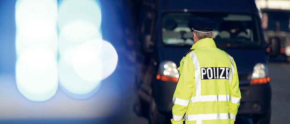 An der Grenze. Zurzeit sind 8250 Beamte im Dienst der Polizei in Brandenburg, im Jahr 2020 sollen es nur noch 7800 sein.