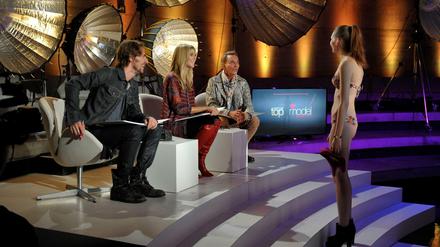 Keine Klamotten, aber ein Paar High Heels bekommt Kandidatin Anna von den „Topmodel“-Juroren Wolfgang Joop (r.), Heidi Klum und Thomas Hayo geschenkt. 