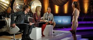 Keine Klamotten, aber ein Paar High Heels bekommt Kandidatin Anna von den „Topmodel“-Juroren Wolfgang Joop (r.), Heidi Klum und Thomas Hayo geschenkt. 
