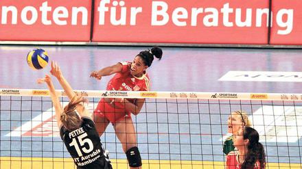 Schlagkräftig. Auf die knallharten Angriffsschläge von Jessica Rivero wird der SC Potsdam eventuell auch am Samstag im Bundesligaspiel gegen die Roten Raben Vilsbiburg verzichten müssen. Die 18-jährige Topangreiferin der Liga hat seit eineinhalb Wochen Schmerzen in der Schulter und wird heute untersucht.
