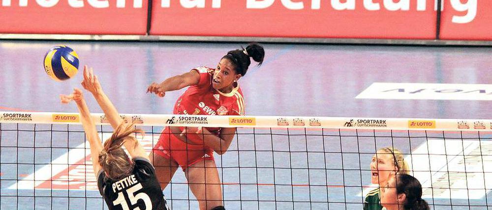 Schlagkräftig. Auf die knallharten Angriffsschläge von Jessica Rivero wird der SC Potsdam eventuell auch am Samstag im Bundesligaspiel gegen die Roten Raben Vilsbiburg verzichten müssen. Die 18-jährige Topangreiferin der Liga hat seit eineinhalb Wochen Schmerzen in der Schulter und wird heute untersucht.