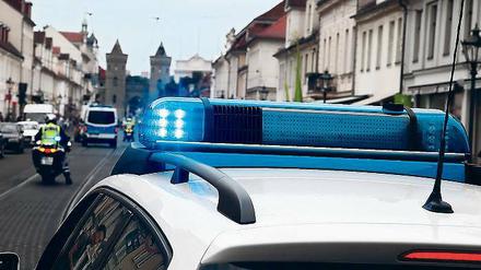 Schnell dank Martinshorn. Wenn es dringend ist und die Polizei das Blaulicht einschalten darf, ist sie binnen einer Viertelstunde am Einsatzort. Ohne Blaulicht dauert es mehr als doppelt so lange.