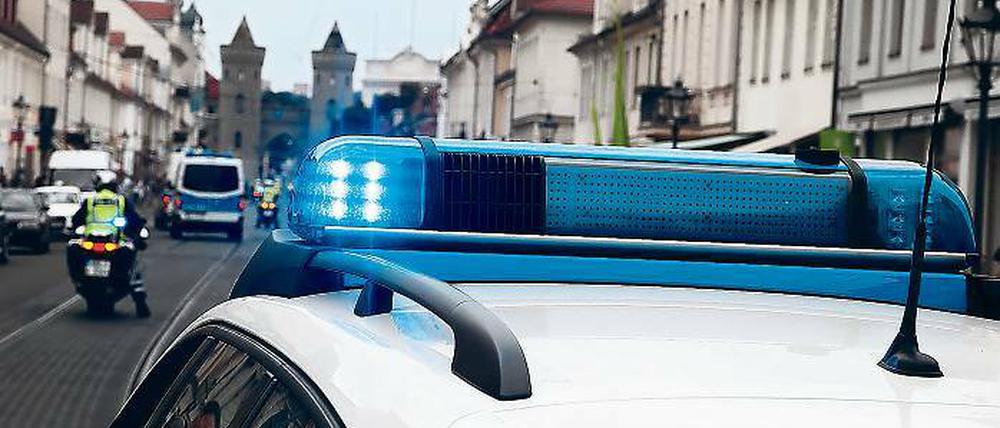 Schnell dank Martinshorn. Wenn es dringend ist und die Polizei das Blaulicht einschalten darf, ist sie binnen einer Viertelstunde am Einsatzort. Ohne Blaulicht dauert es mehr als doppelt so lange.