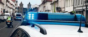 Schnell dank Martinshorn. Wenn es dringend ist und die Polizei das Blaulicht einschalten darf, ist sie binnen einer Viertelstunde am Einsatzort. Ohne Blaulicht dauert es mehr als doppelt so lange.
