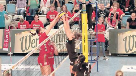 Wieder eine ganz enge Kiste. Nikol Sajdova (l.) war mit ihrer Gegenspielerin gleichauf – wie auch das Spiel in beide Richtungen kippen konnte. Zum sechsten Mal mussten die SC-Volleyballerinnen in den fünften Satz, zum fünften Mal blieben sie erfolgreich.