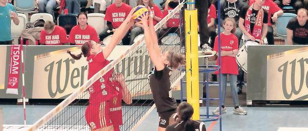 Wieder eine ganz enge Kiste. Nikol Sajdova (l.) war mit ihrer Gegenspielerin gleichauf – wie auch das Spiel in beide Richtungen kippen konnte. Zum sechsten Mal mussten die SC-Volleyballerinnen in den fünften Satz, zum fünften Mal blieben sie erfolgreich.