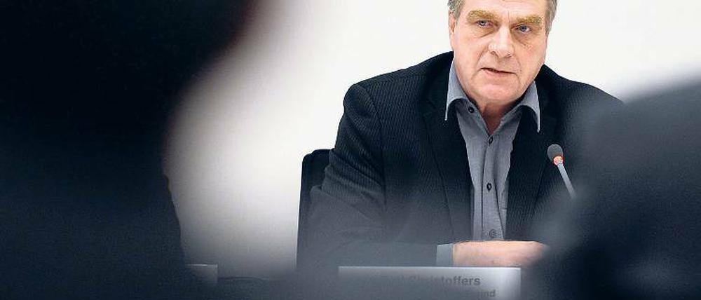 Alles zweifelhaft. Die umstrittene Förderung von Human Bioscience und auch das Pflaster dieser Firma, das laut „Klartext“ in den USA als Heilmittel gar nicht zugelassen ist. Minister Christoffers Kommentar: „Man wird kriminelle Energie nie ausschließen können.“