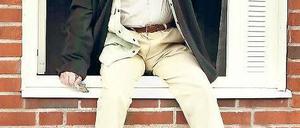 Sprung in die Freiheit: Robert Gustafsson als Hundertjähriger. Foto: pa/dpa