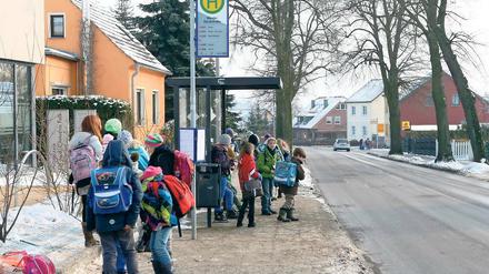 Frieren nach dem Unterricht. Hagemeister-Schüler warten nach Unterrichtsschluss eine Dreiviertelstunde auf den Bus.
