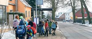 Frieren nach dem Unterricht. Hagemeister-Schüler warten nach Unterrichtsschluss eine Dreiviertelstunde auf den Bus.
