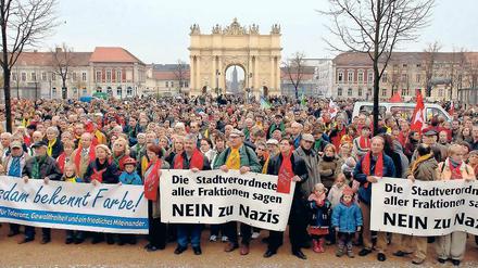 Gegen Rechts. Aufmärsche von Neonazis locken in Potsdam regelmäßig Hunderte oder gar Tausende Gegendemonstranten auf die Straße, wie hier bei einer Aktion des Bündnisses „Potsdam bekennt Farbe“ auf dem Luisenplatz im Jahr 2005.