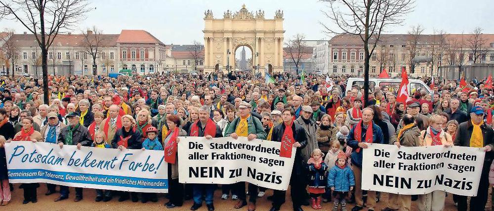 Gegen Rechts. Aufmärsche von Neonazis locken in Potsdam regelmäßig Hunderte oder gar Tausende Gegendemonstranten auf die Straße, wie hier bei einer Aktion des Bündnisses „Potsdam bekennt Farbe“ auf dem Luisenplatz im Jahr 2005.